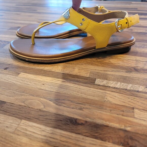 Michael Kors Daisy Yellow Logo Plate T-Strap Sandals - Picture 4 of 11
